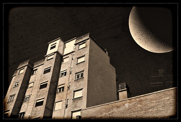 JOAQUÍN REYES - edificio con luna